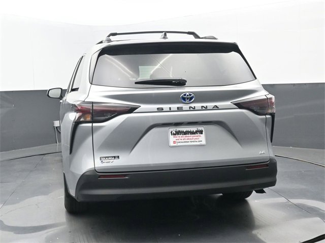 Used 2025 Toyota Sienna LE image 4