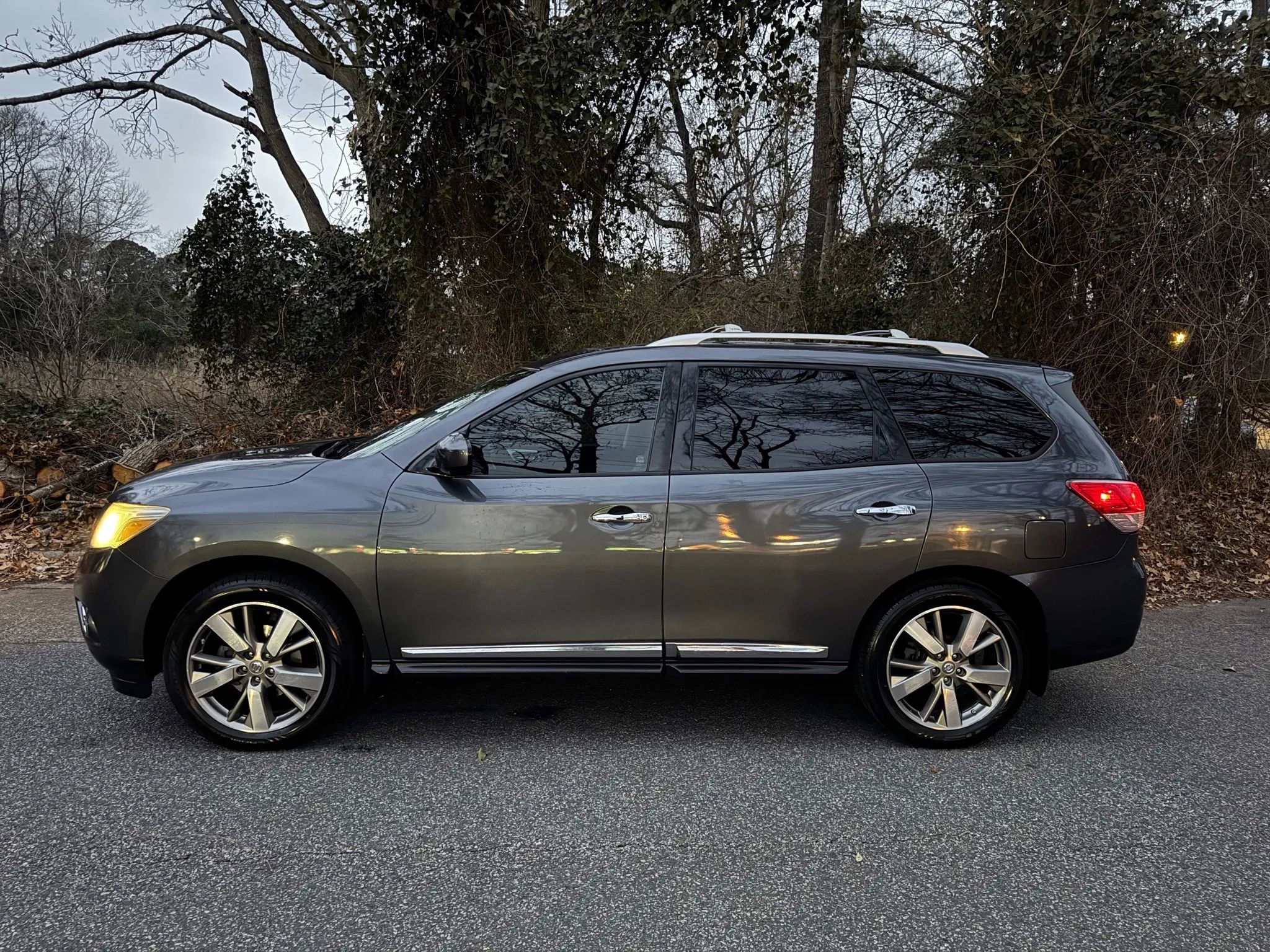 Used 2013 Nissan Pathfinder Platinum image 4