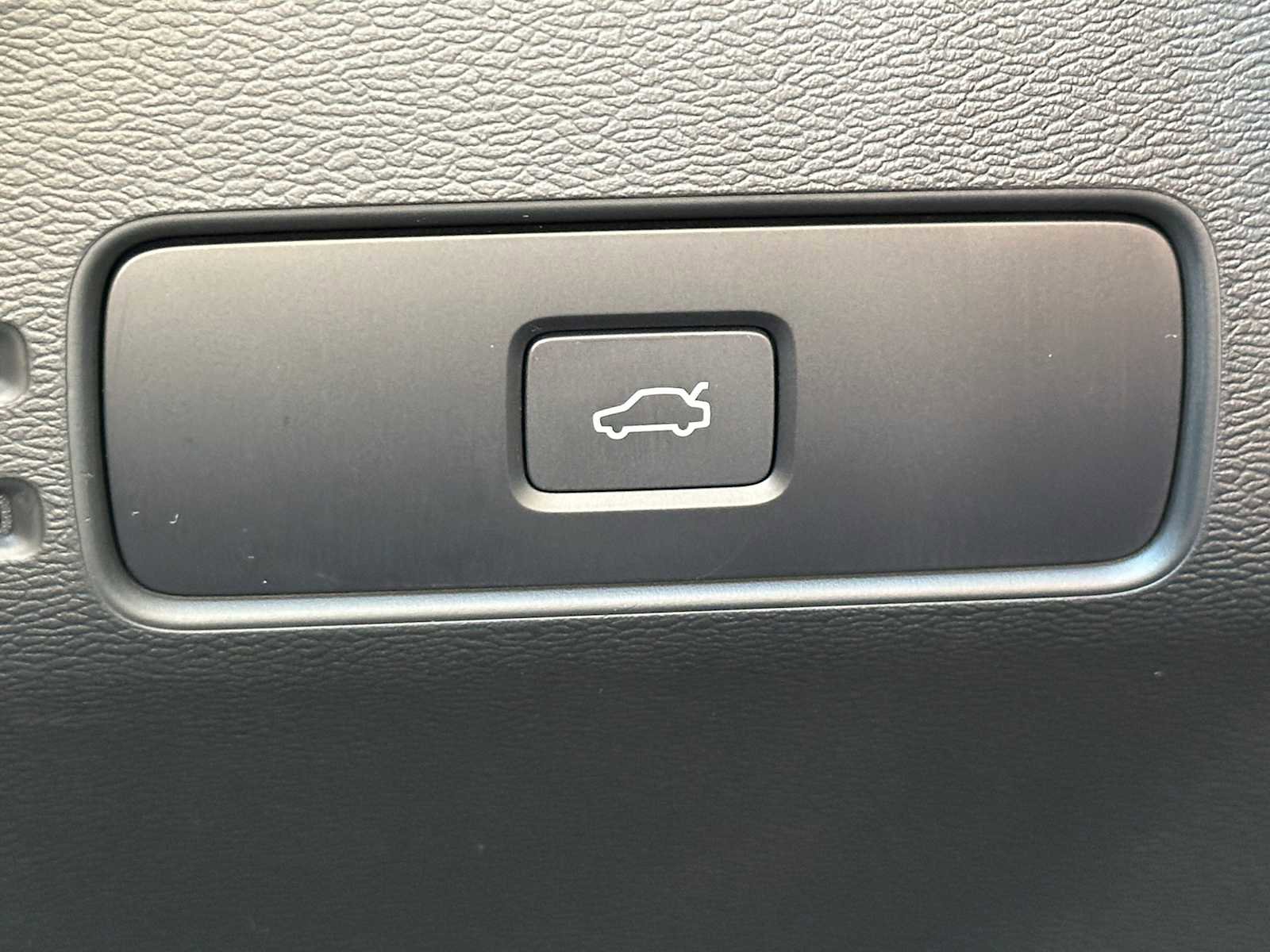 Used 2025 Volvo XC40 B5 Plus w/ Climate Package image 30