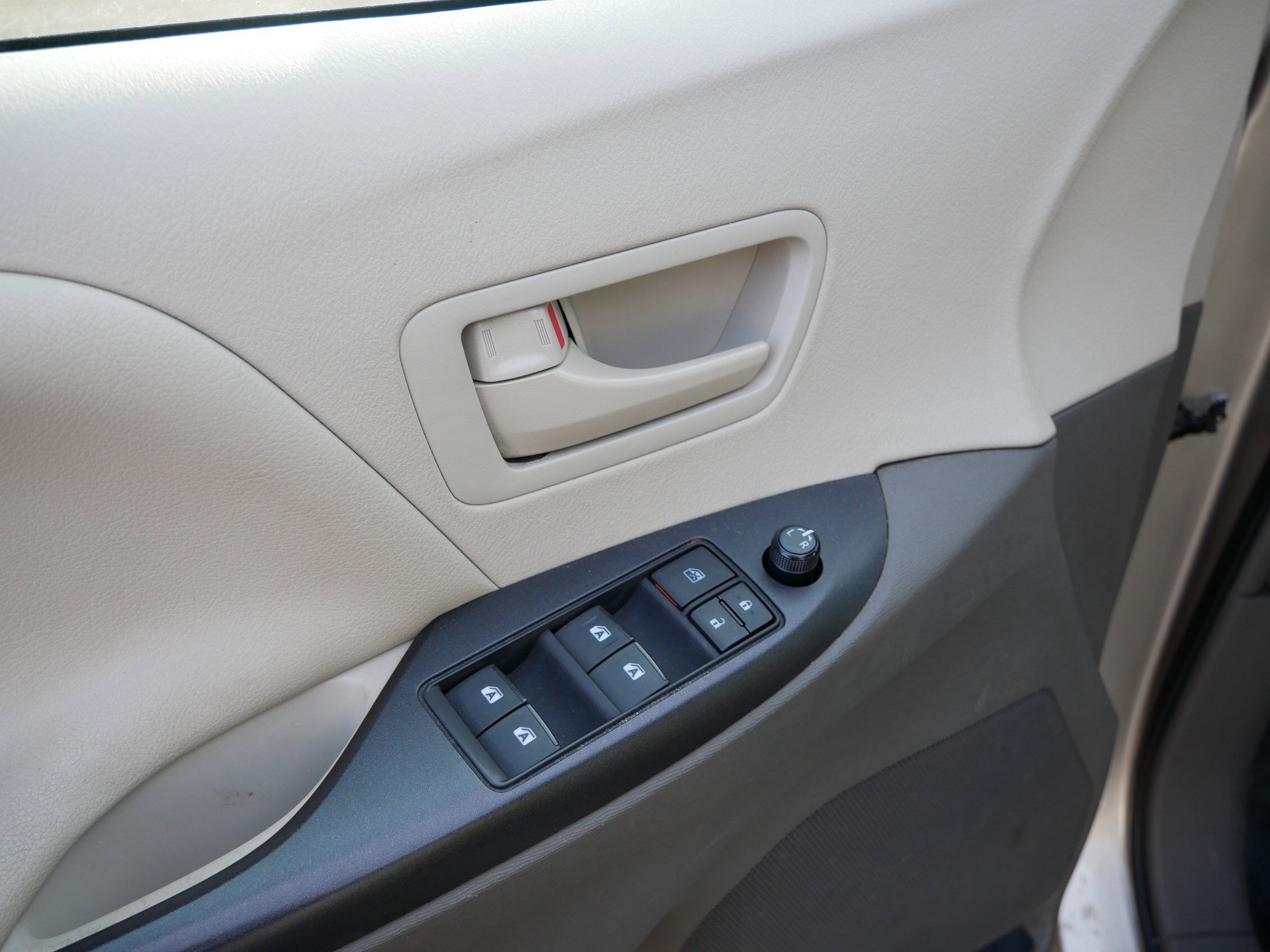 Used 2015 Toyota Sienna L image 21