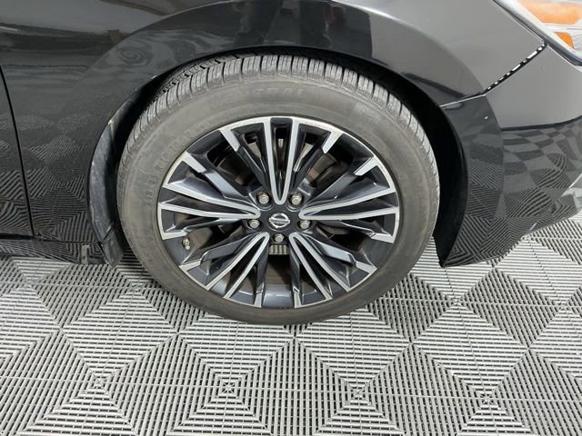Used 2017 Nissan Maxima Platinum w/ Medallion Package FWD image 18