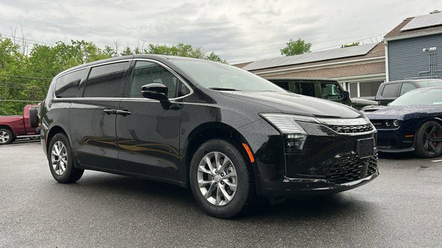 New 2027 Chrysler Pacifica Select AWD/4WD image 2