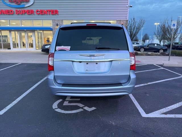 Used 2013 Chrysler Town & Country Touring image 8