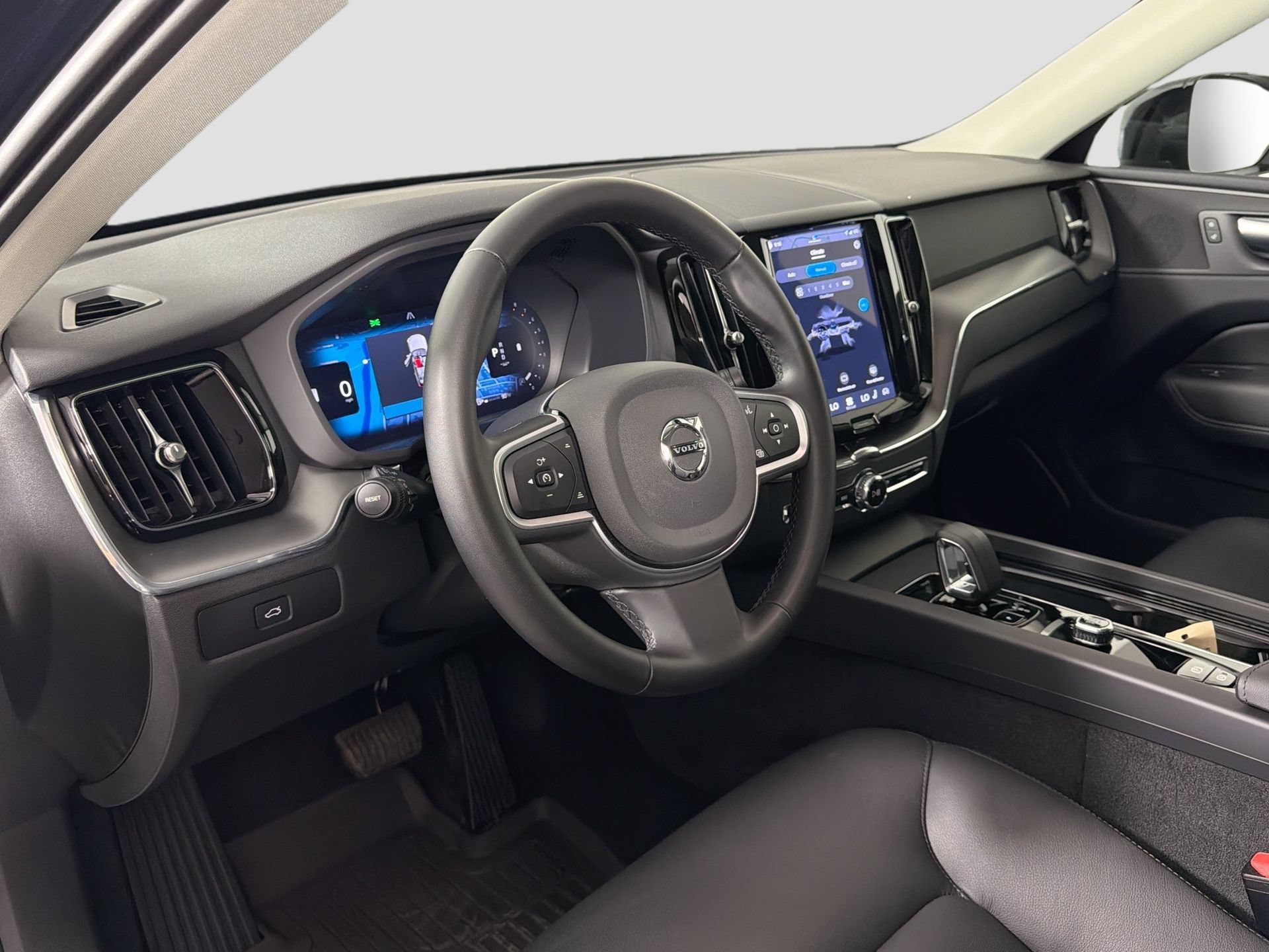 Certified 2025 Volvo XC60 B5 Core AWD/4WD image 10