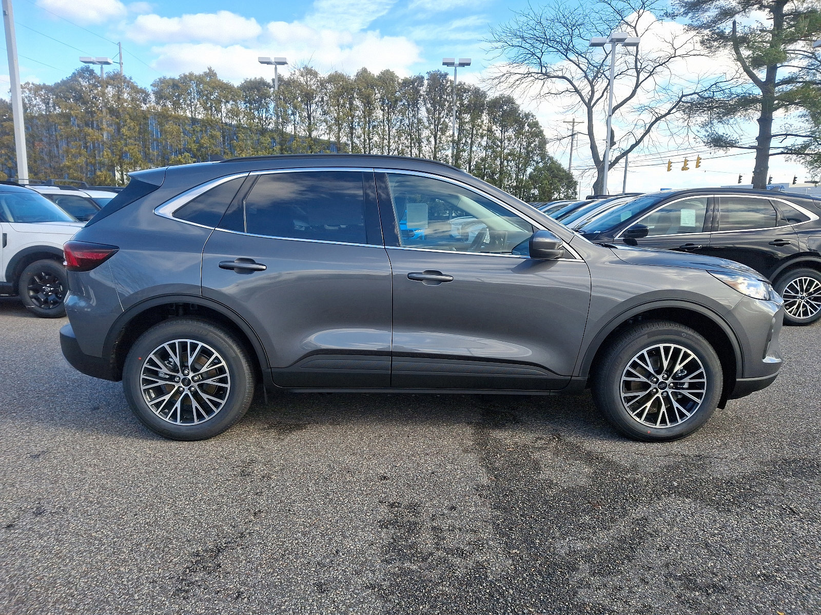New 2025 Ford Escape SE w/ Class II Trailer Tow Package image 15