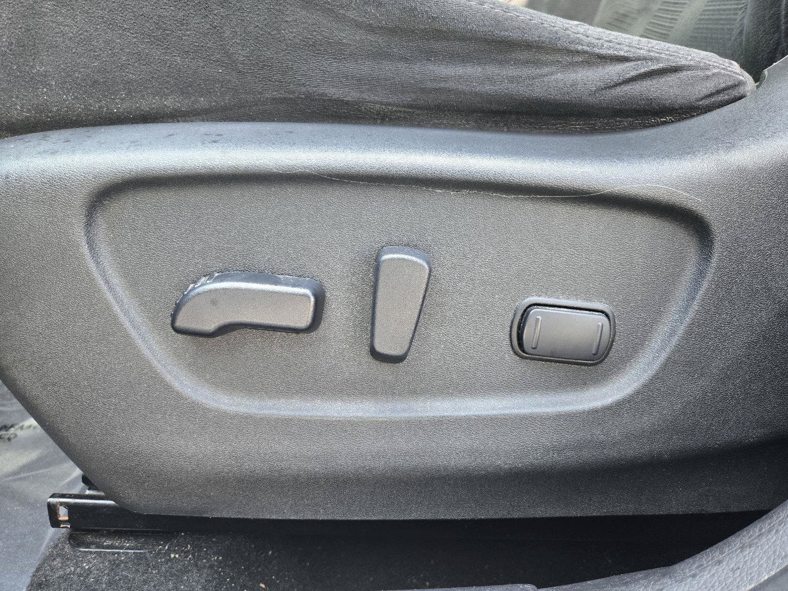 Used 2015 Nissan Rogue SV w/ SV Moonroof Package FWD image 13