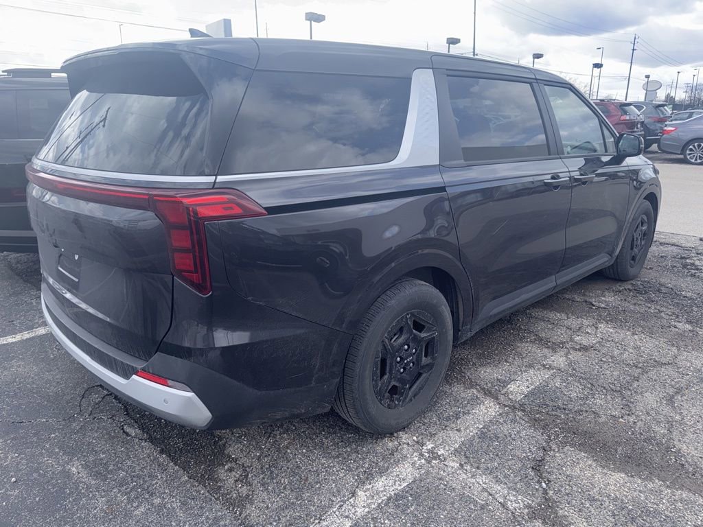 Used 2025 Kia Carnival image 4