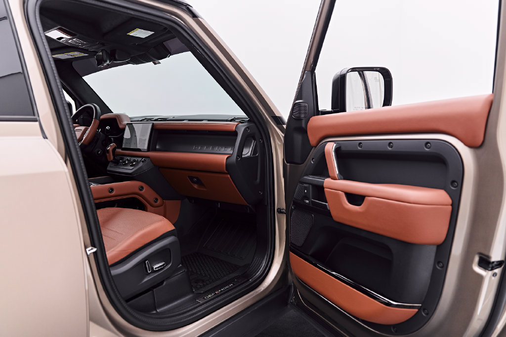 Used 2025 Land Rover Defender 110 AWD/4WD image 35