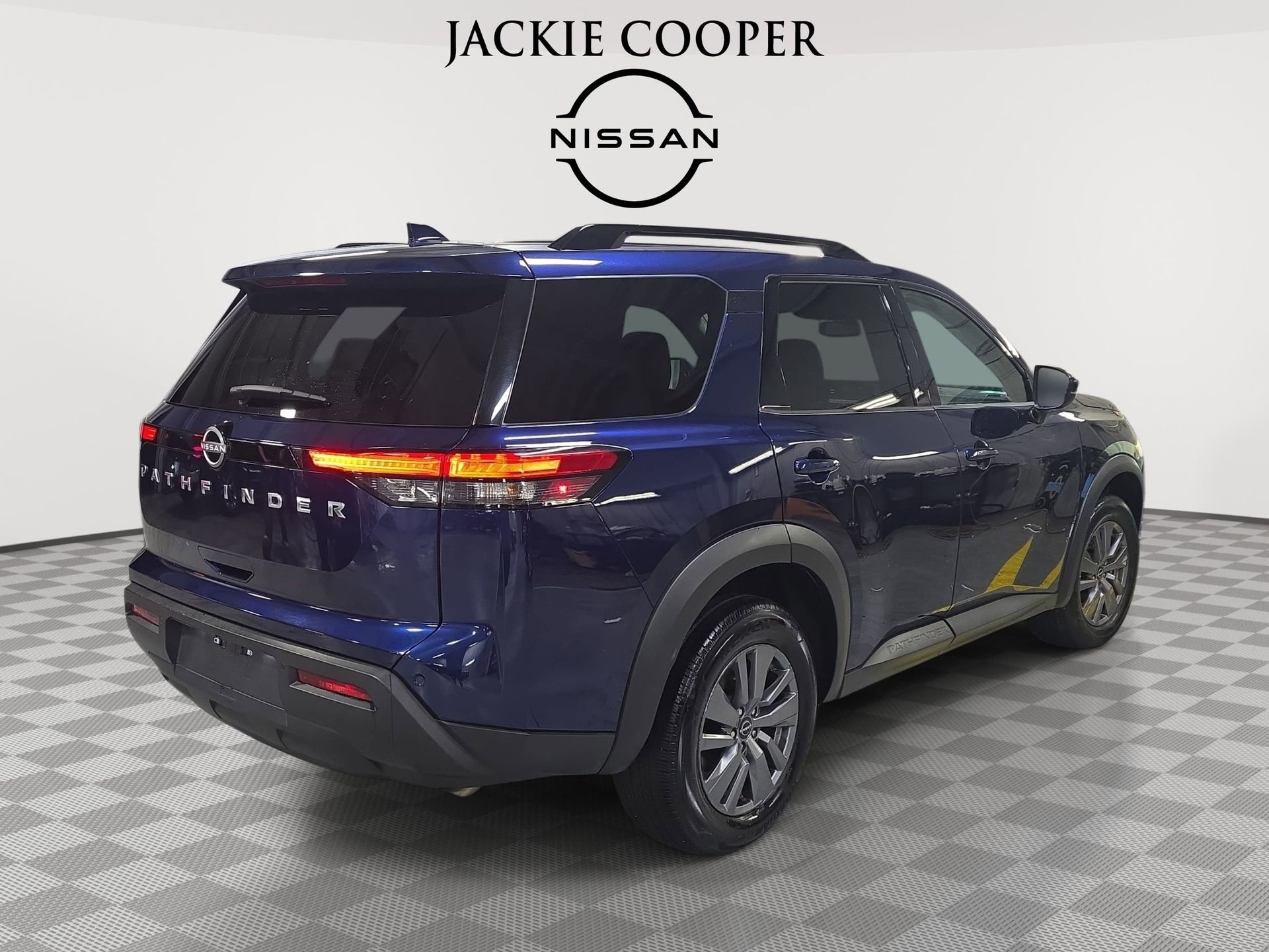 Used 2025 Nissan Pathfinder SV FWD image 5