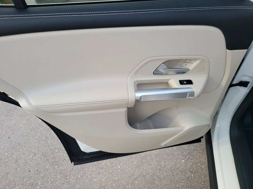 Used 2021 Mercedes-Benz GLB 250 image 11