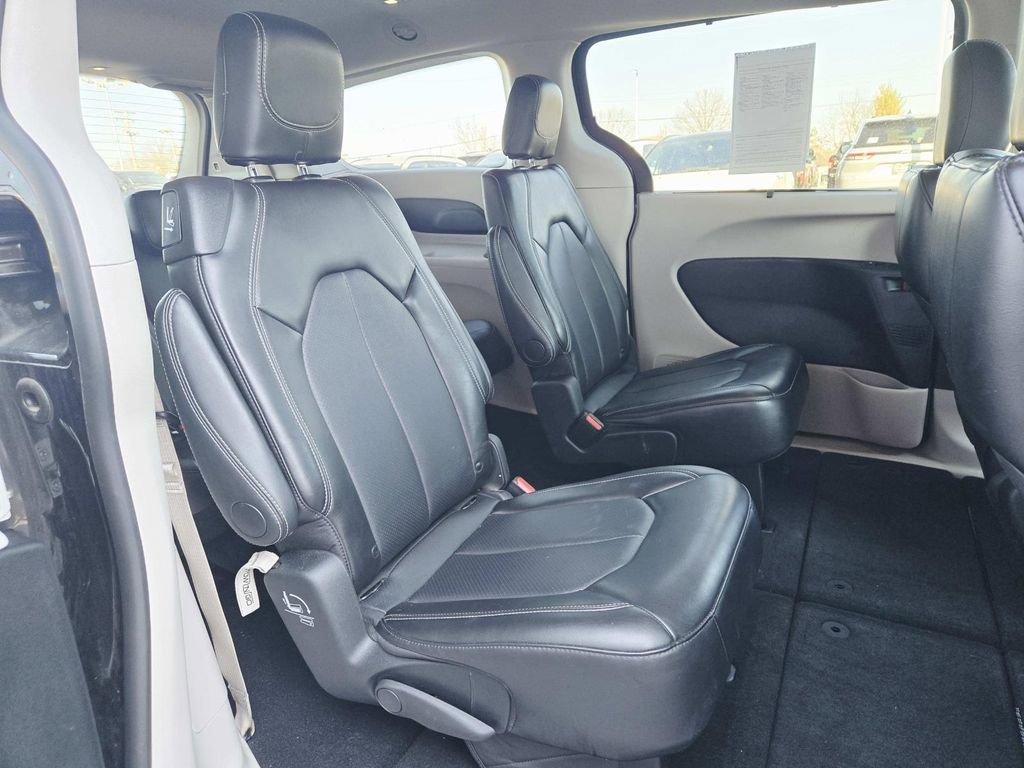Used 2024 Chrysler Pacifica Touring-L image 16