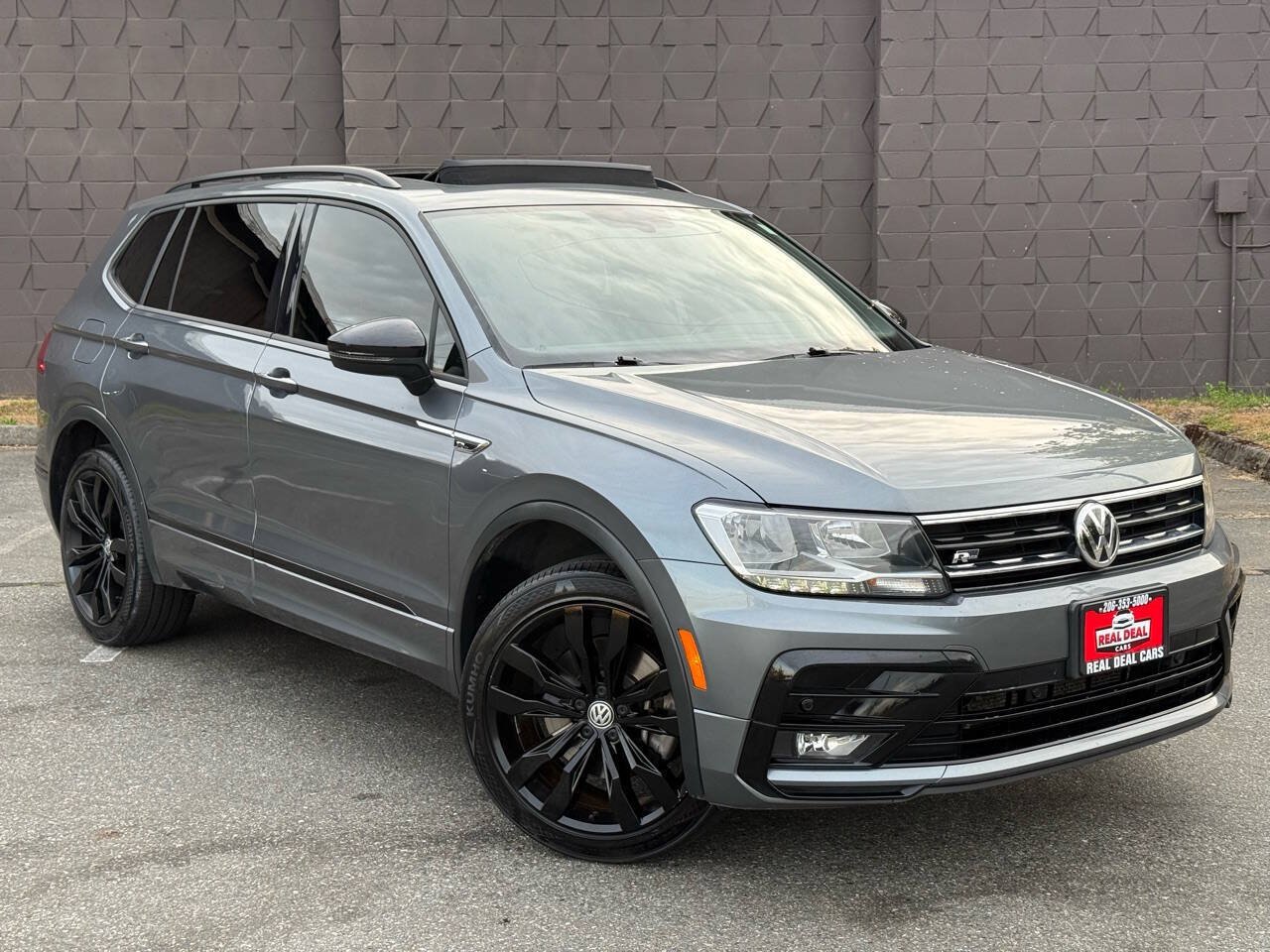 Used 2020 Volkswagen Tiguan SE R-Line w/ 3rd Row Seat Package AWD/4WD image 2