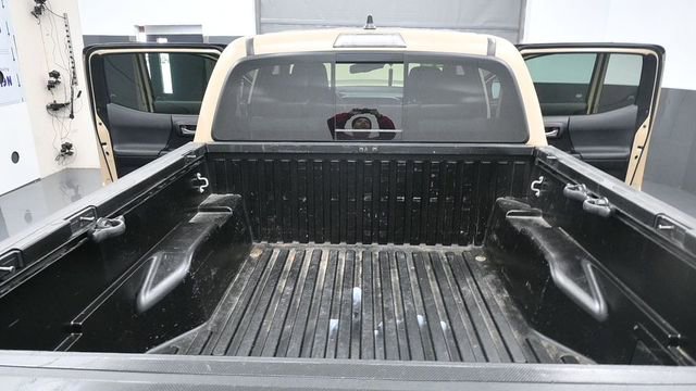 Used 2020 Toyota Tacoma TRD Off-Road w/ Technology Package AWD/4WD image 13