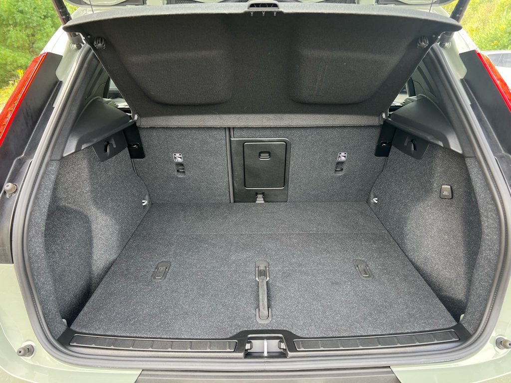 Certified 2025 Volvo XC40 B5 Plus AWD/4WD image 28