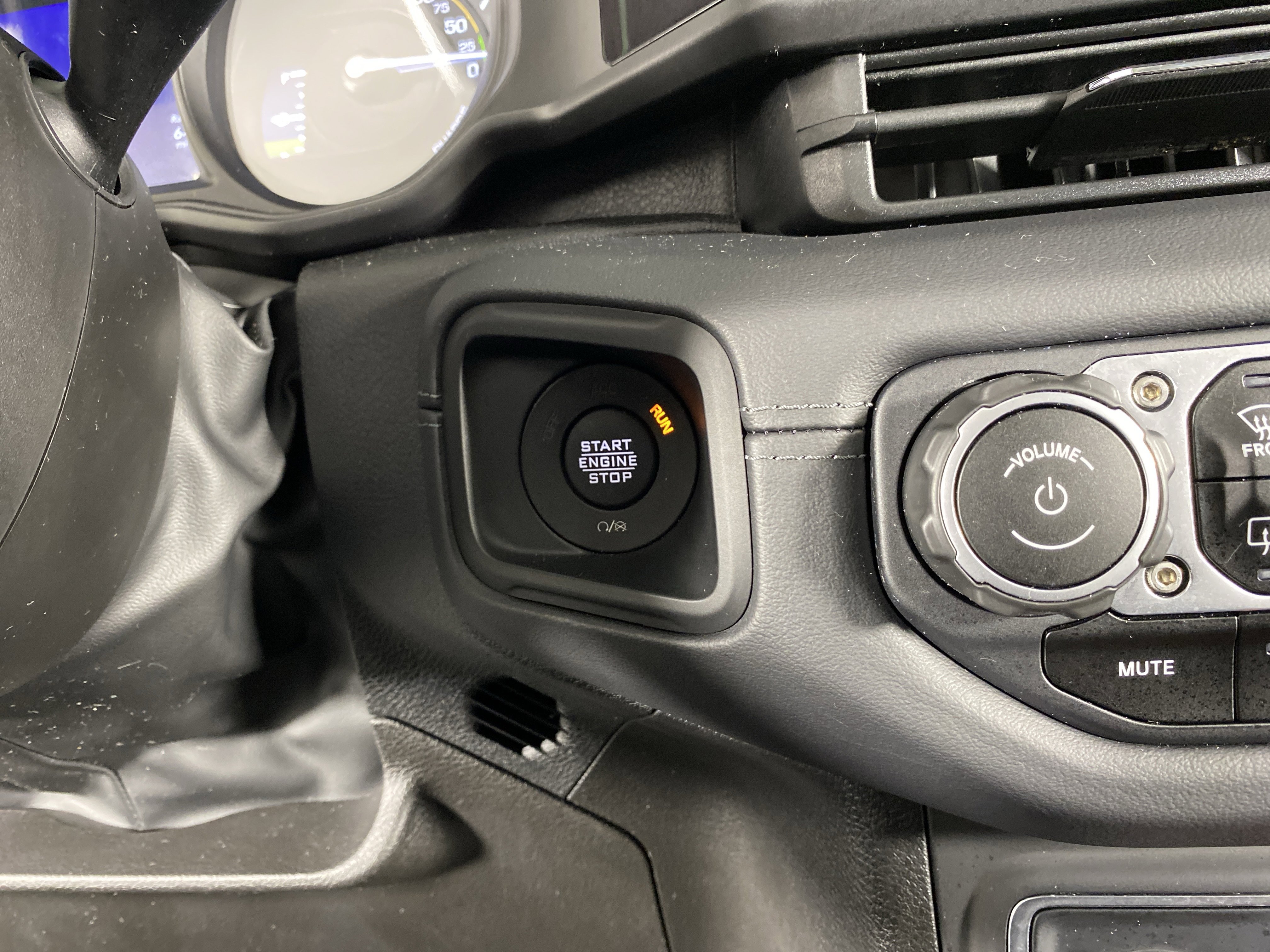 Used 2025 Jeep Wrangler Sahara image 25