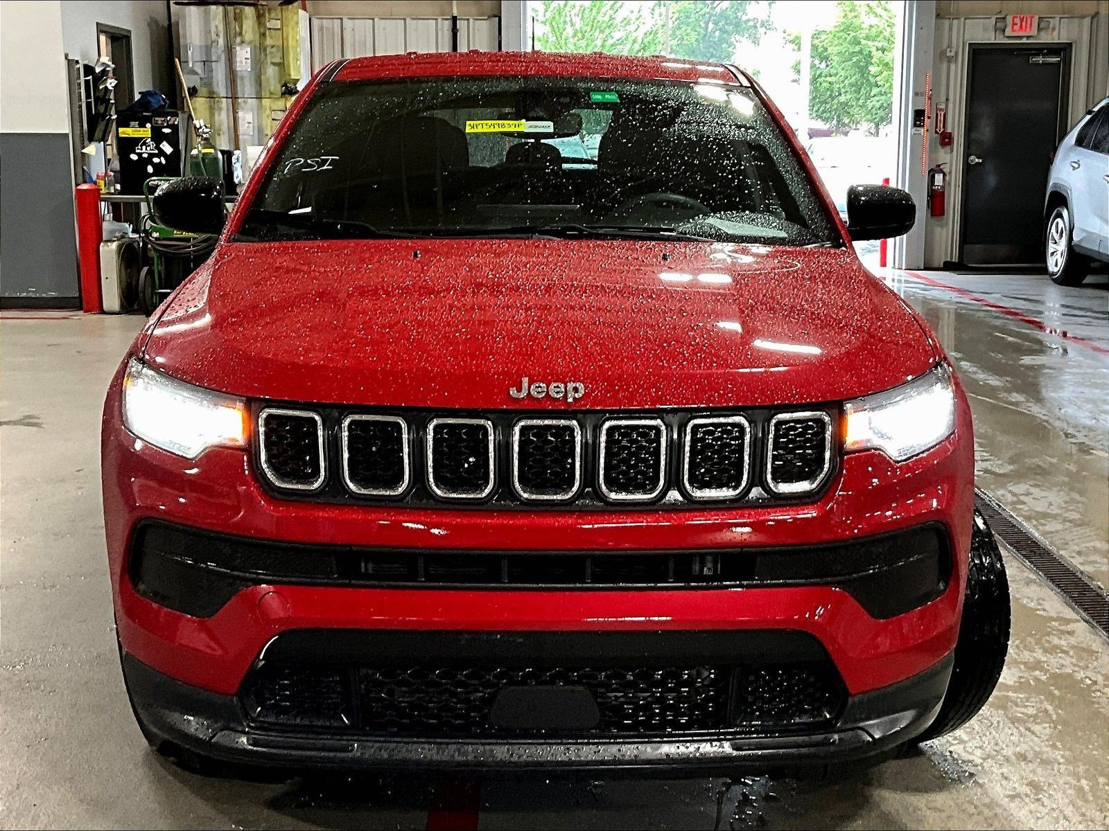 Used 2023 Jeep Compass Sport AWD/4WD image 2