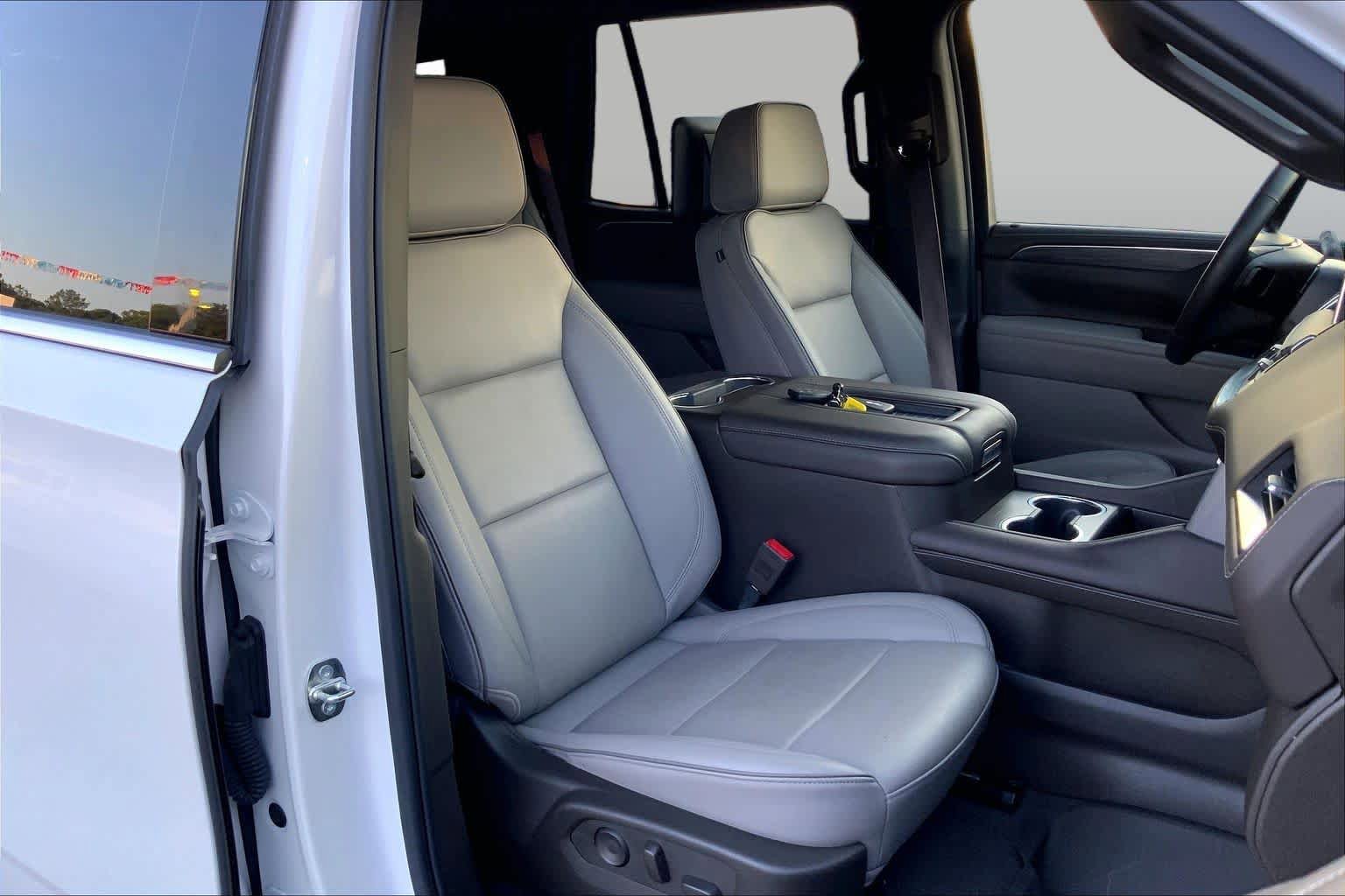 Used 2024 GMC Yukon SLT w/ SLT Luxury Package RWD image 9