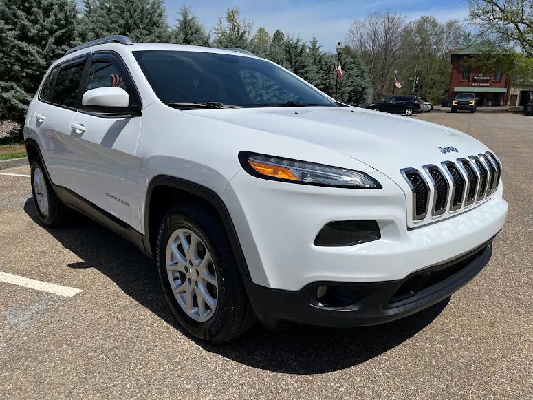 Used 2018 Jeep Cherokee Latitude Plus w/ Cold Weather Group AWD/4WD image 32