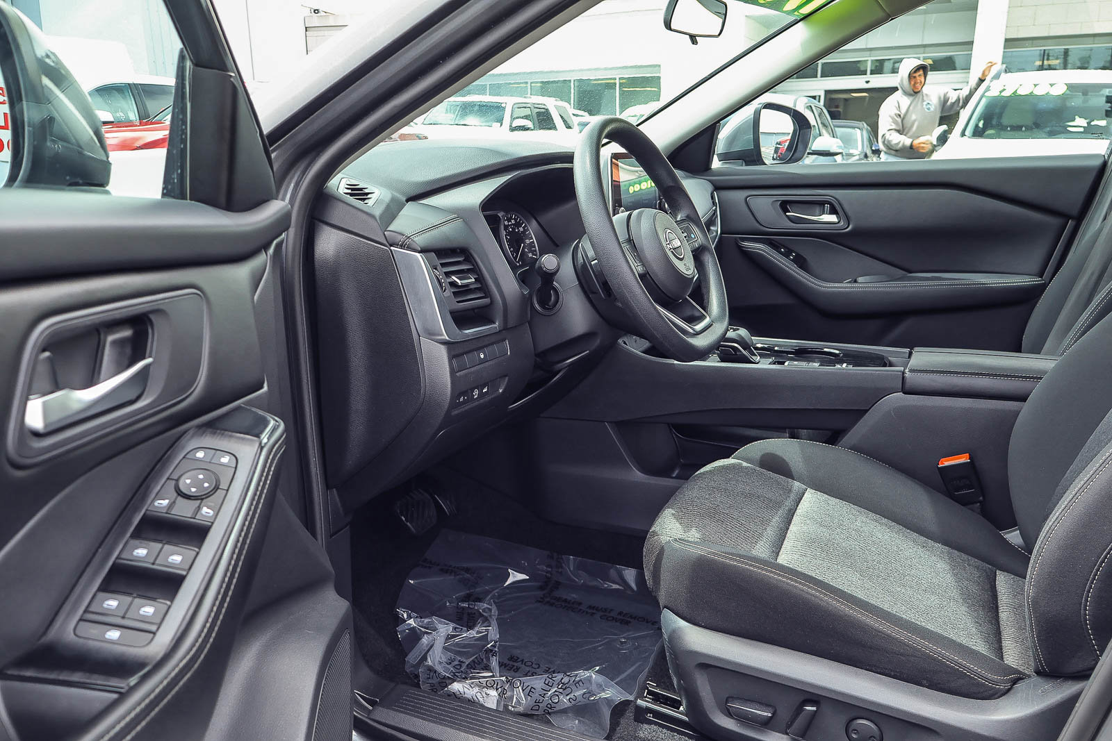 Used 2024 Nissan Rogue SV FWD image 2