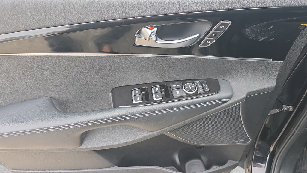 Used 2017 Kia Sorento SX FWD image 16