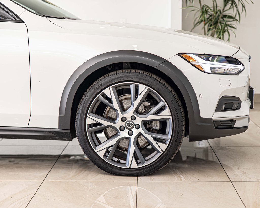 Used 2023 Volvo V90 B6 Cross Country Ultimate w/ Climate Package image 10