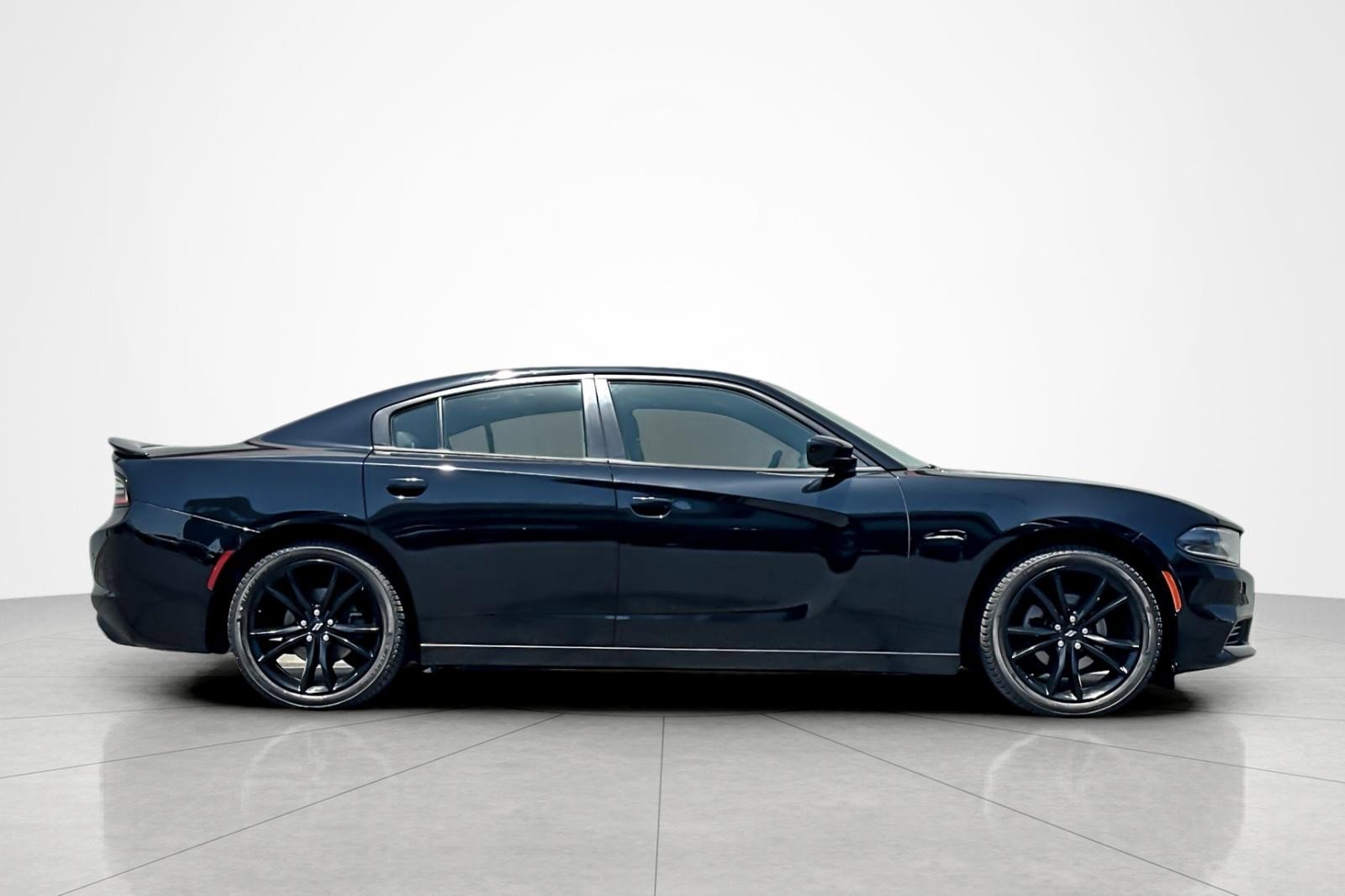 Used 2018 Dodge Charger SXT w/ Blacktop Package RWD image 6