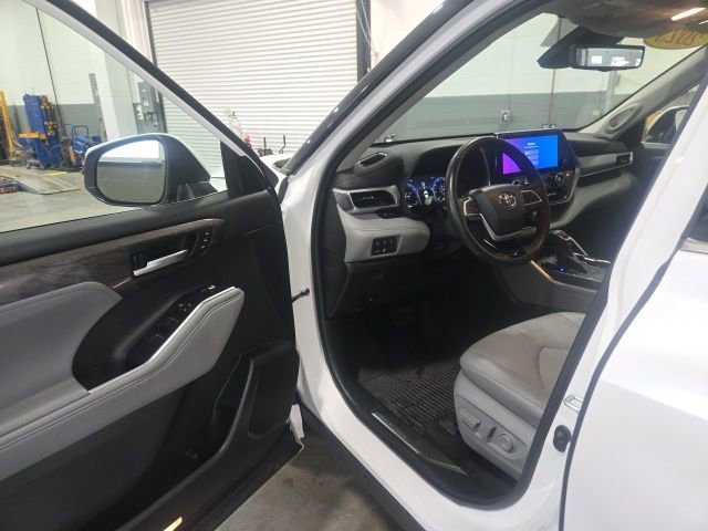 Used 2023 Toyota Highlander Platinum image 9