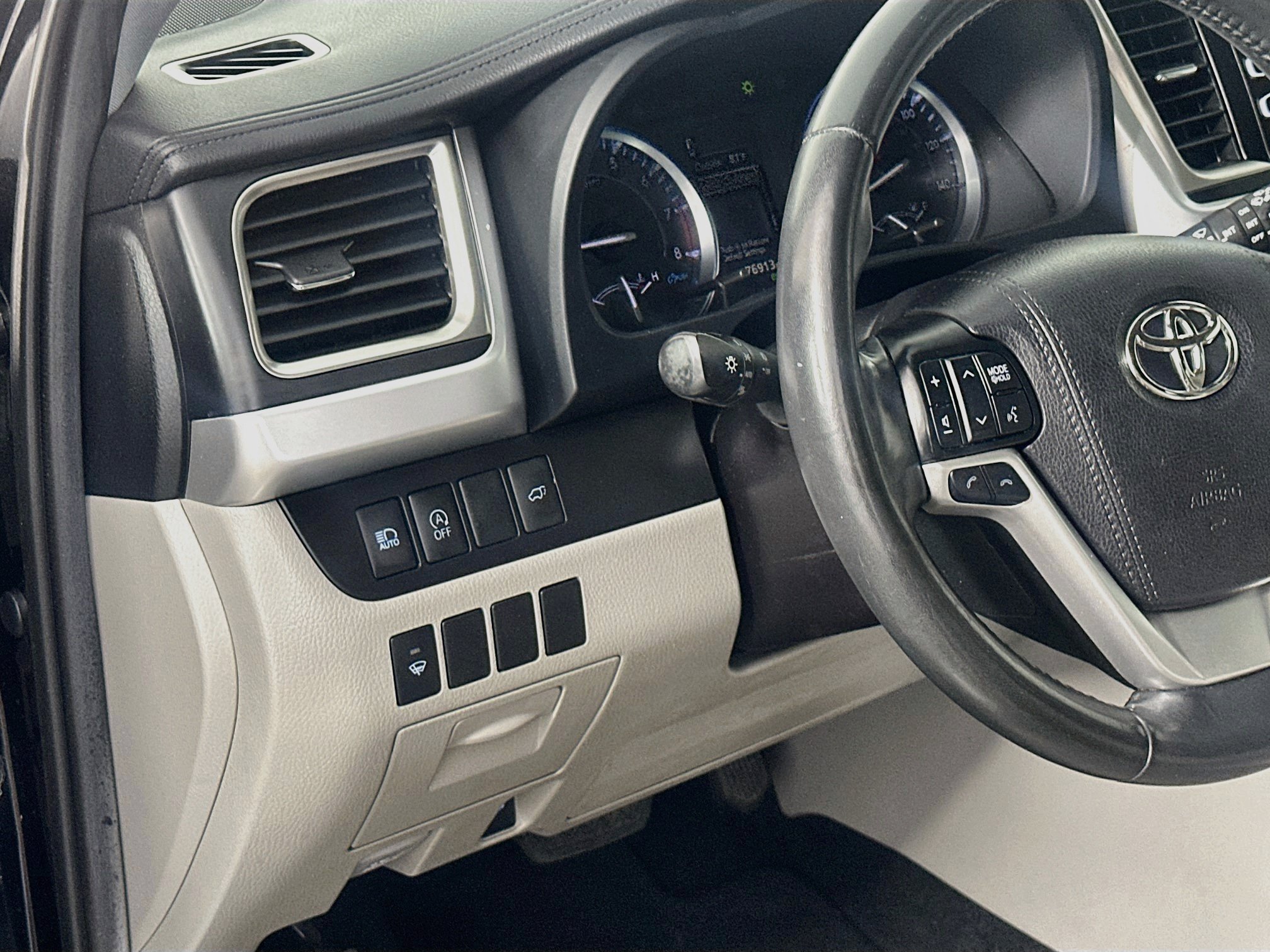 Used 2019 Toyota Highlander XLE FWD image 17