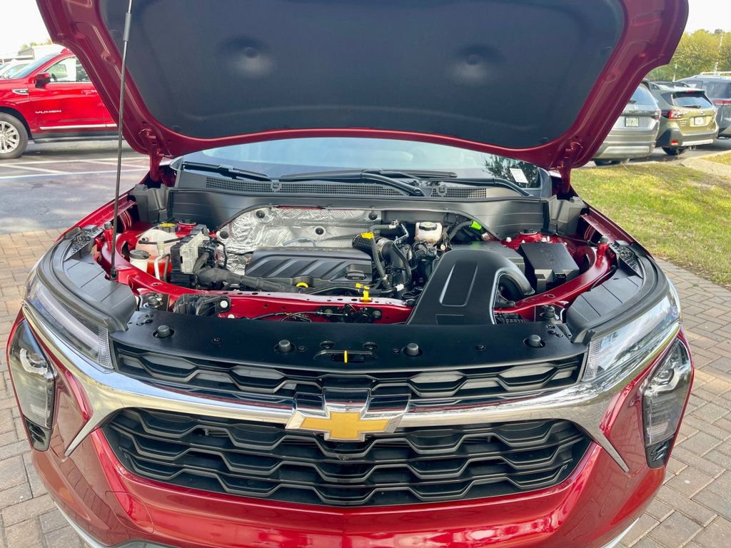 Used 2025 Chevrolet Trax LT w/ LT Convenience Package image 17