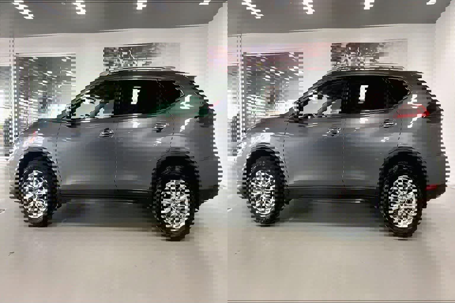 Used 2018 Nissan Rogue SV w/ Premium Package image 3