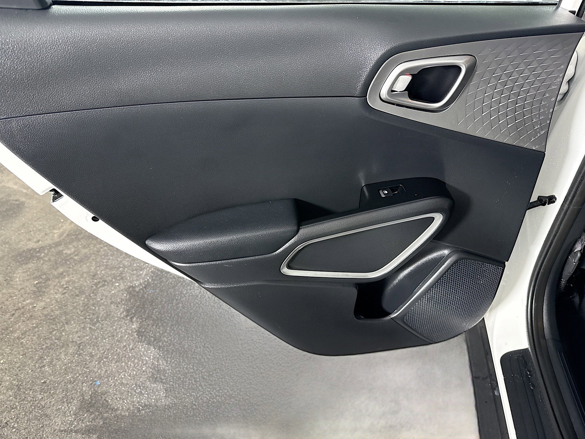 Used 2025 Kia Soul LX w/ LX Technology Package FWD image 25