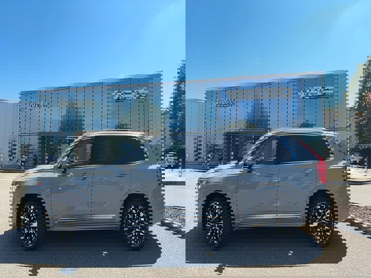 Certified 2024 Volvo XC90 B6 Plus image 1
