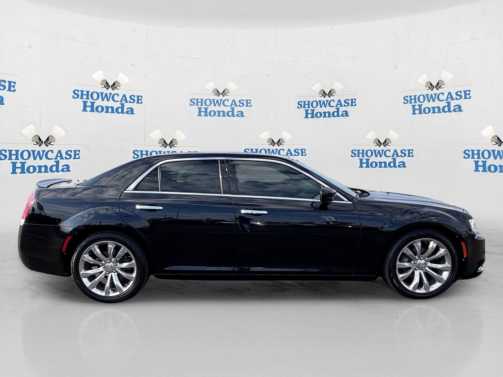 Used 2020 Chrysler 300 Limited RWD image 9