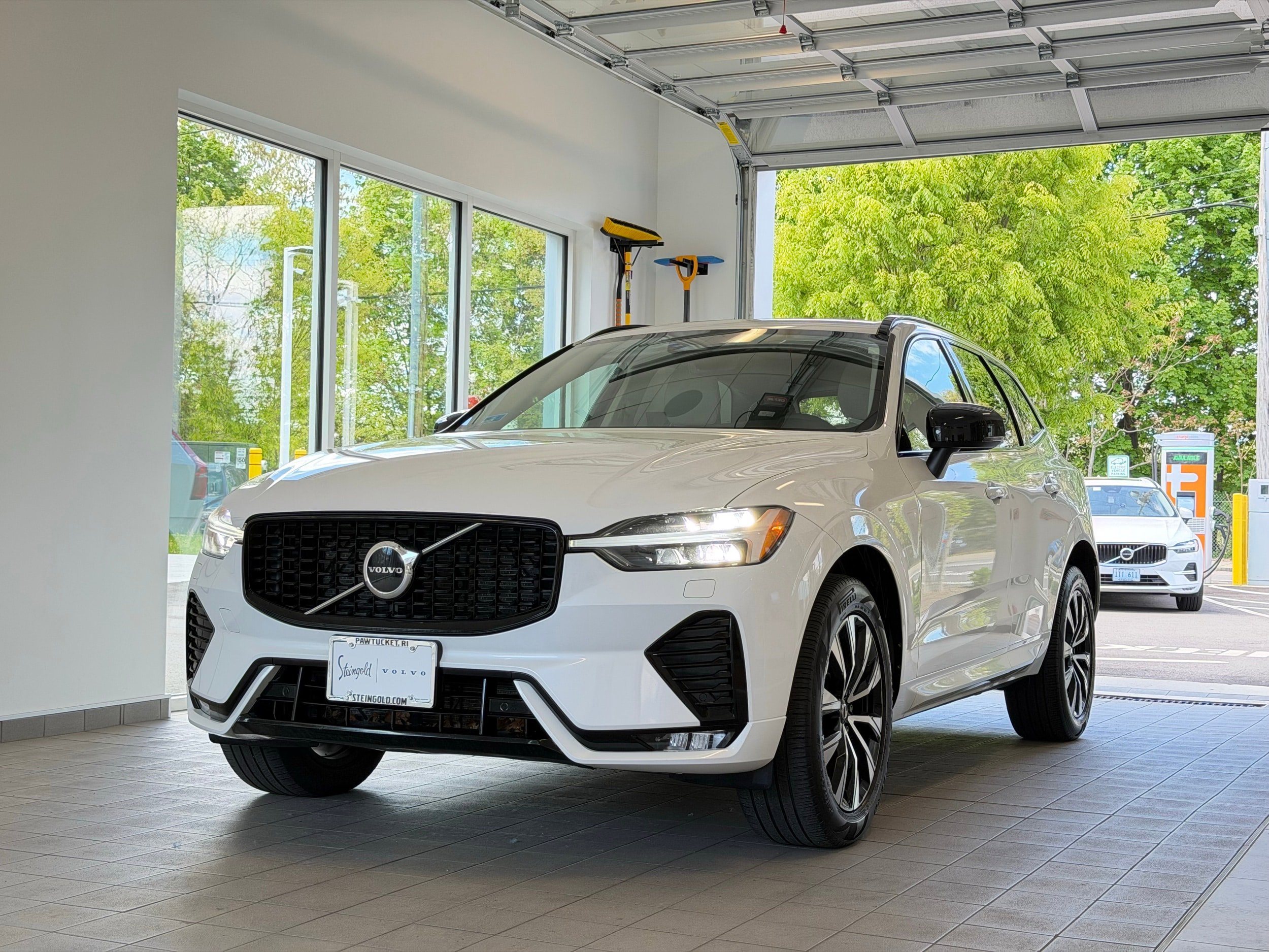 Used 2024 Volvo XC60 B5 Core AWD/4WD image 2