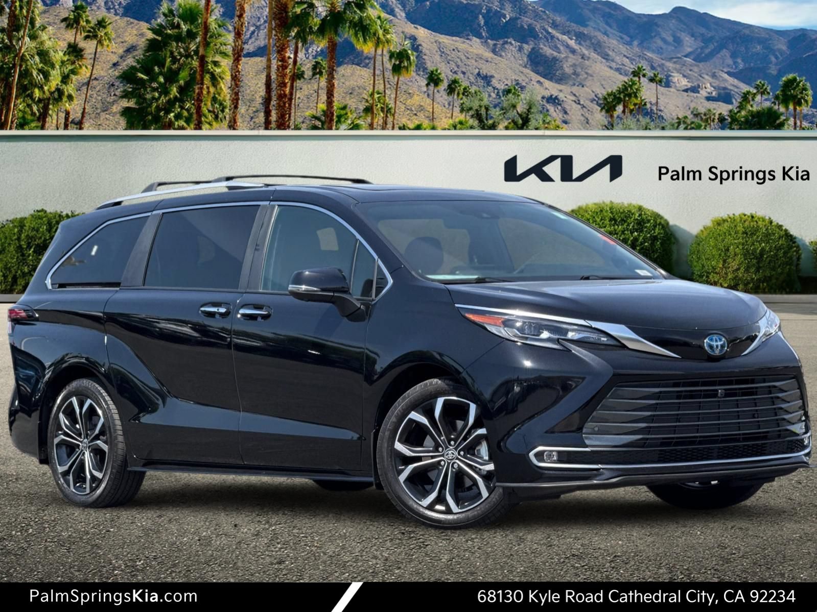 Used 2025 Toyota Sienna Platinum FWD image 1
