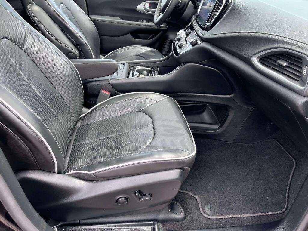 Used 2025 Chrysler Pacifica Limited FWD image 23