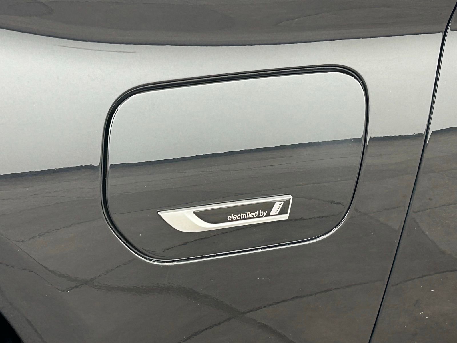 Used 2023 BMW 530e xDrive w/ Premium Package image 3