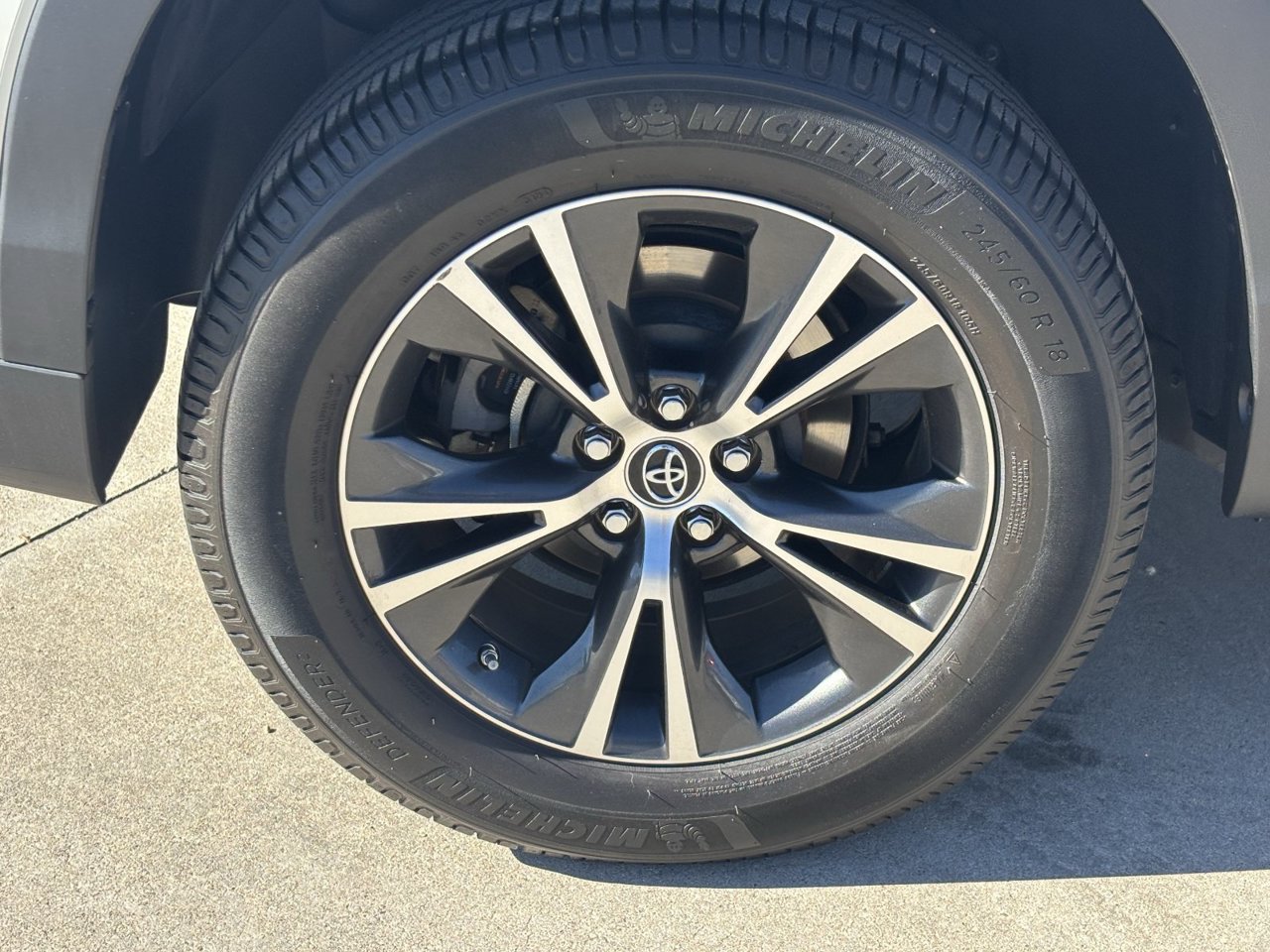 Used 2017 Toyota Highlander Plus w/ Carpet Mat Package FWD image 7