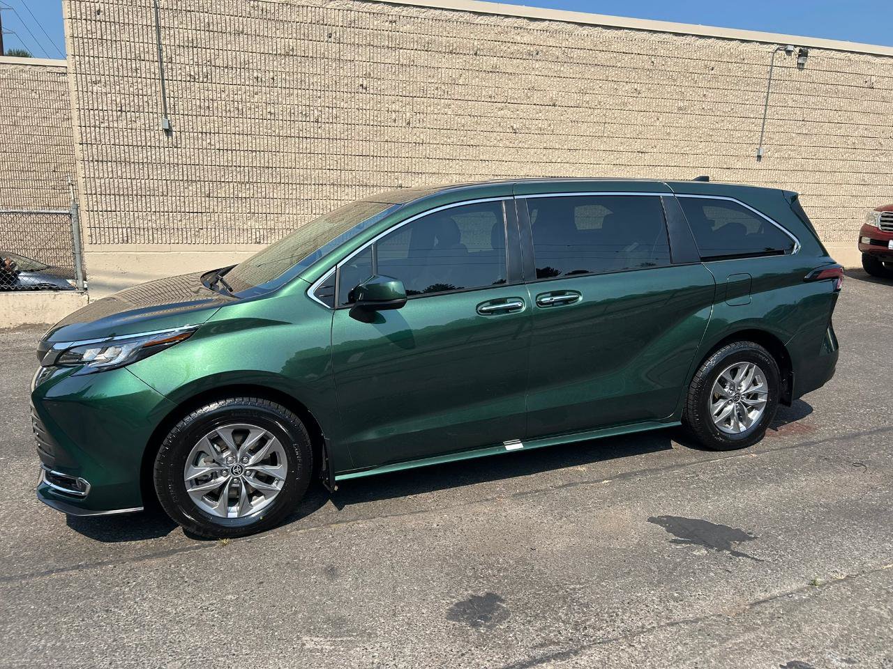 Used 2022 Toyota Sienna XLE AWD/4WD image 8