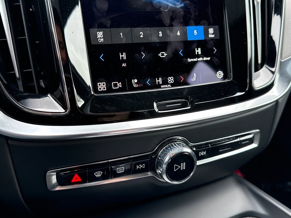 Used 2024 Volvo S60 B5 Plus image 24