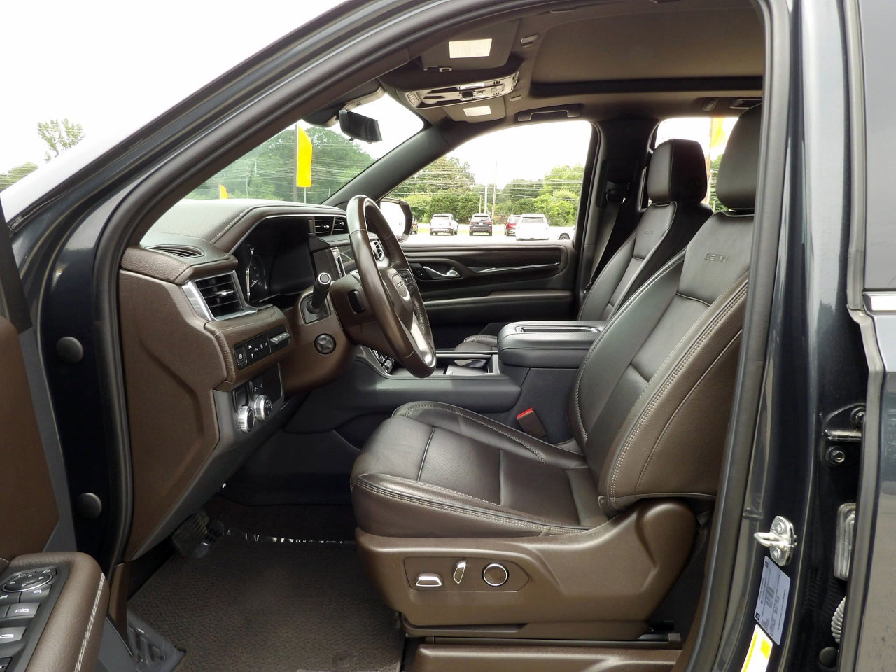 Used 2021 GMC Yukon Denali w/ Denali Premium Package image 14