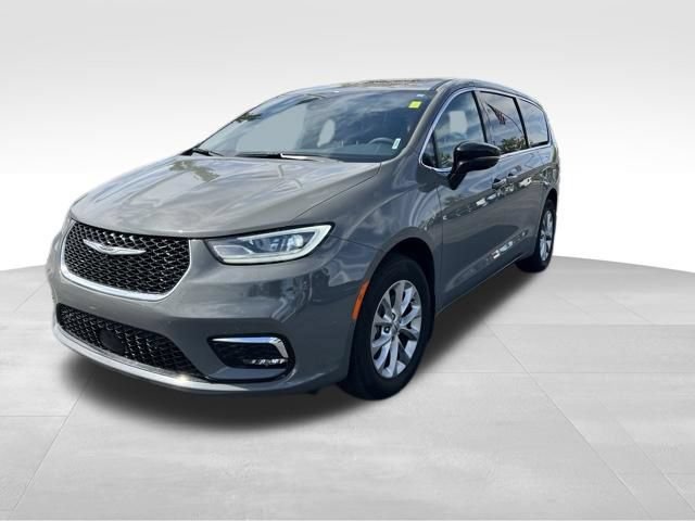 Used 2025 Chrysler Pacifica Select w/ Uconnect Theater Family Group AWD/4WD image 3