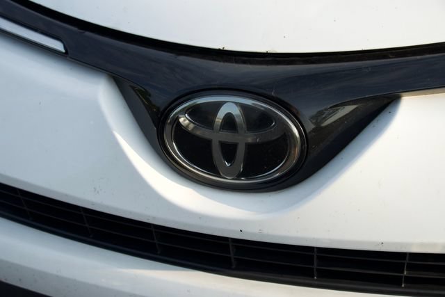 Used 2018 Toyota RAV4 XLE w/ Plus Extra Value Package AWD/4WD image 12