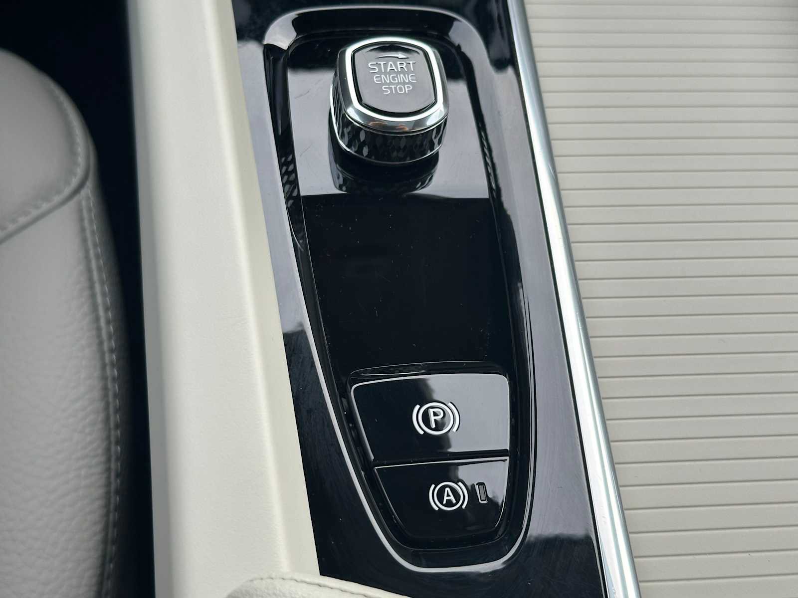 Used 2025 Volvo XC60 B5 Plus w/ Protection Package Premier image 31