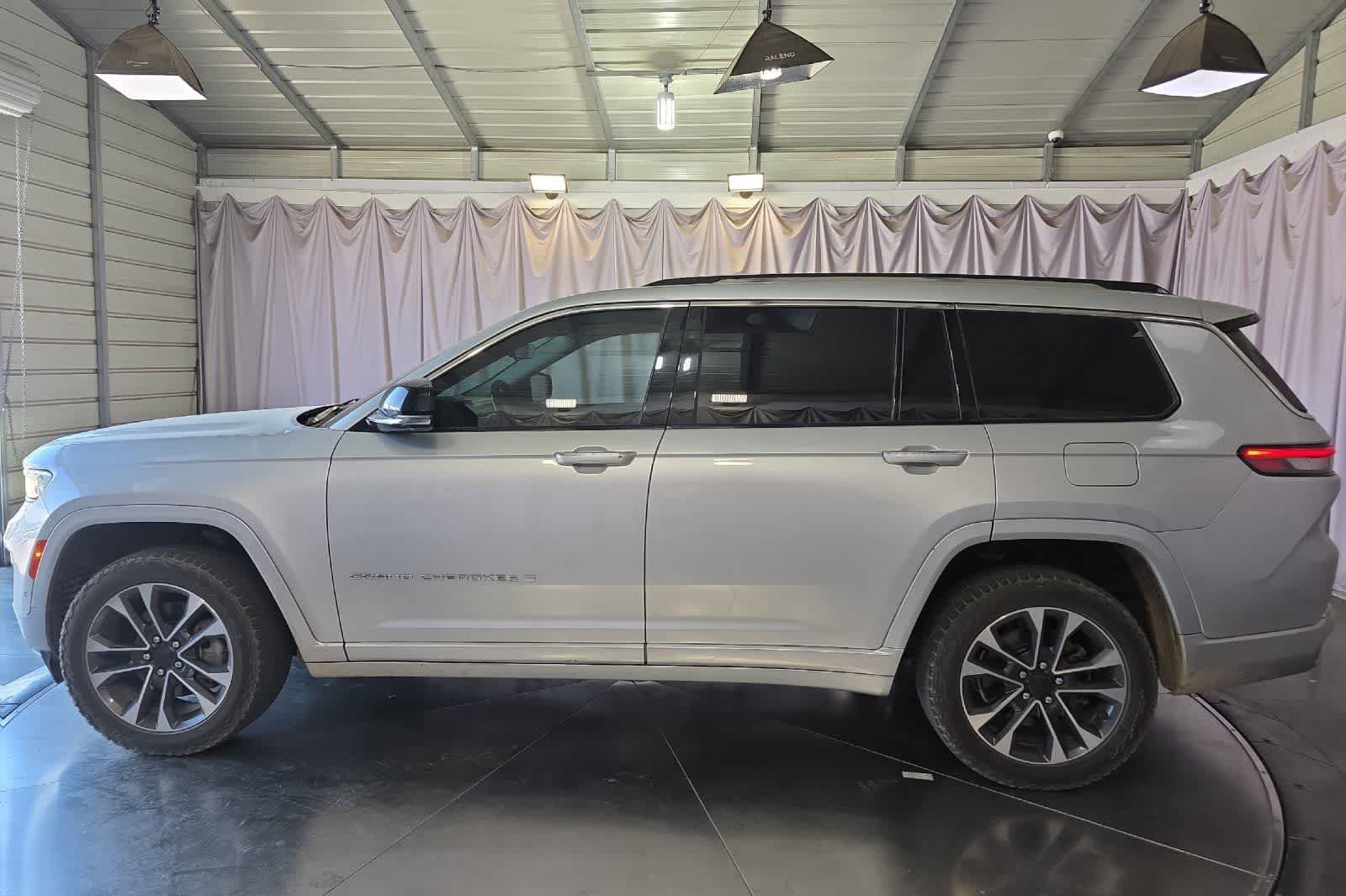 Used 2021 Jeep Grand Cherokee L Overland w/ Advanced Protech Group III AWD/4WD image 6