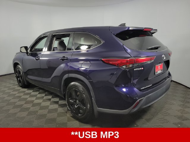 Used 2022 Toyota Highlander LE AWD/4WD image 6