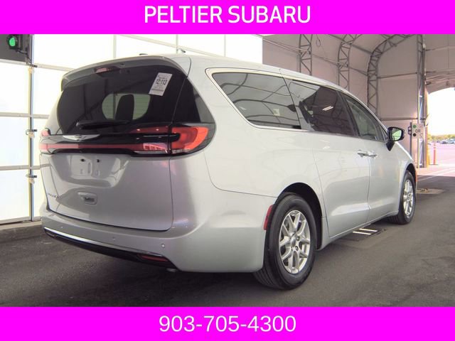 Used 2024 Chrysler Pacifica Touring-L FWD image 3