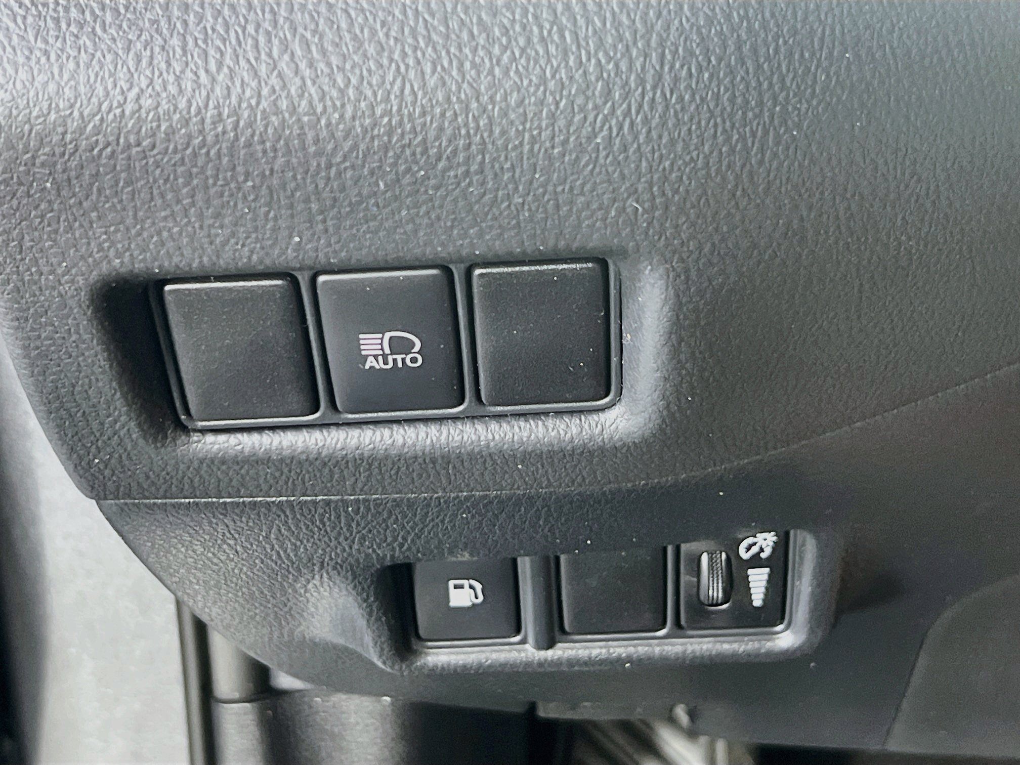Used 2021 Toyota C-HR XLE FWD image 10