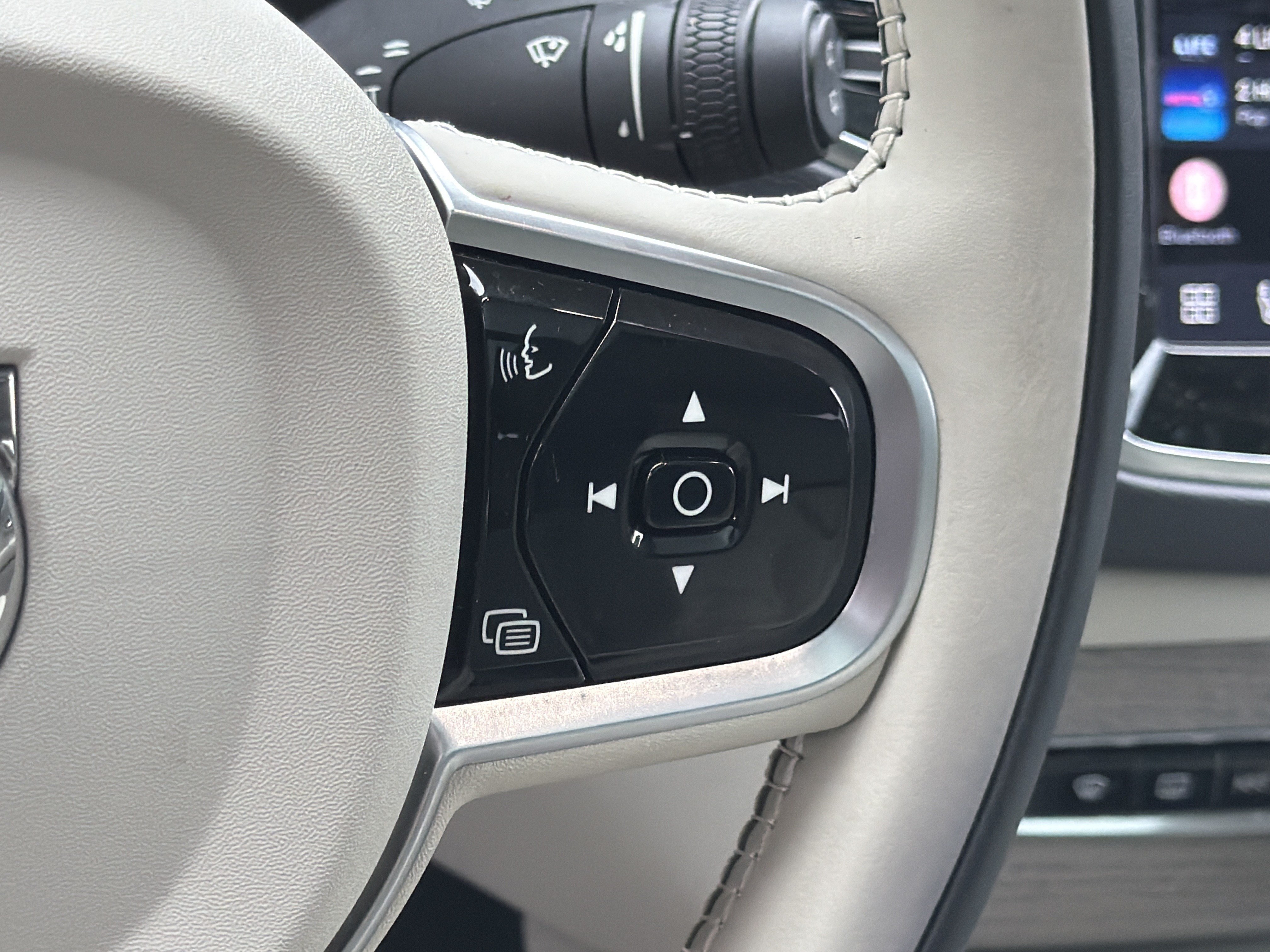 Certified 2025 Volvo XC90 B5 Plus w/ Protection Package Premier AWD/4WD image 20