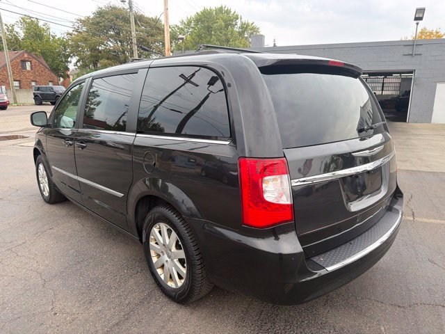 Used 2015 Chrysler Town & Country Touring FWD image 5